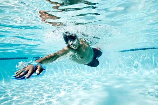 Как научиться плавать взрослому