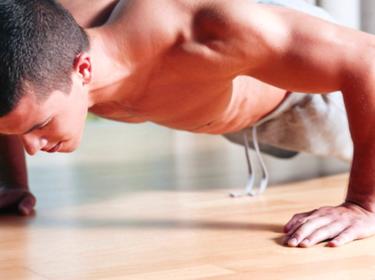 Парень отжимается от пола