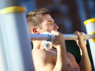 Как научиться подтягиваться на турнике с нуля: упражнения на перекладине